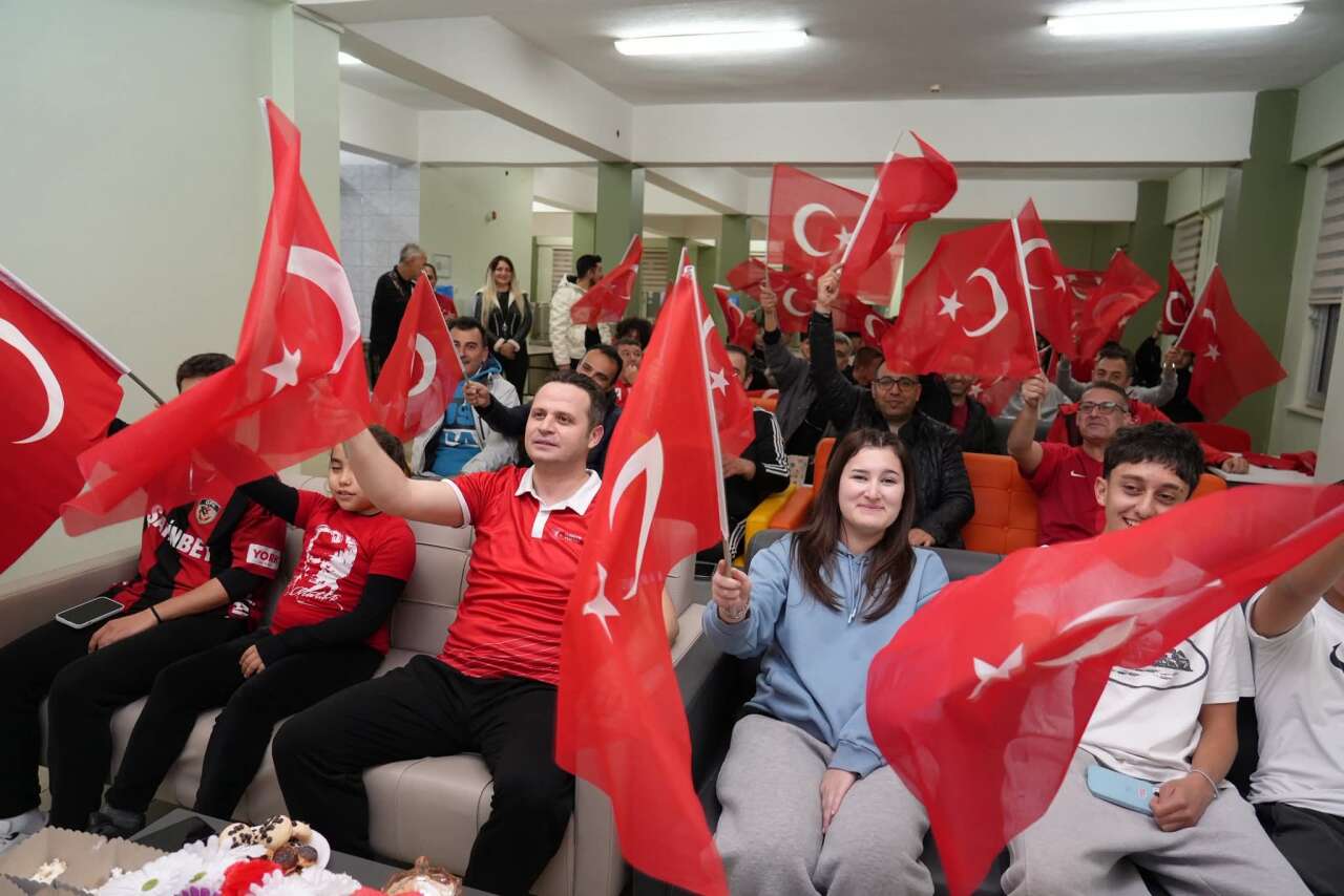 Muğla’da “Bizim Çocuklar” Heyecanı: Öğrenciler Maçı Milli Eğitim Müdürü Emre Çay ile İzledi 1